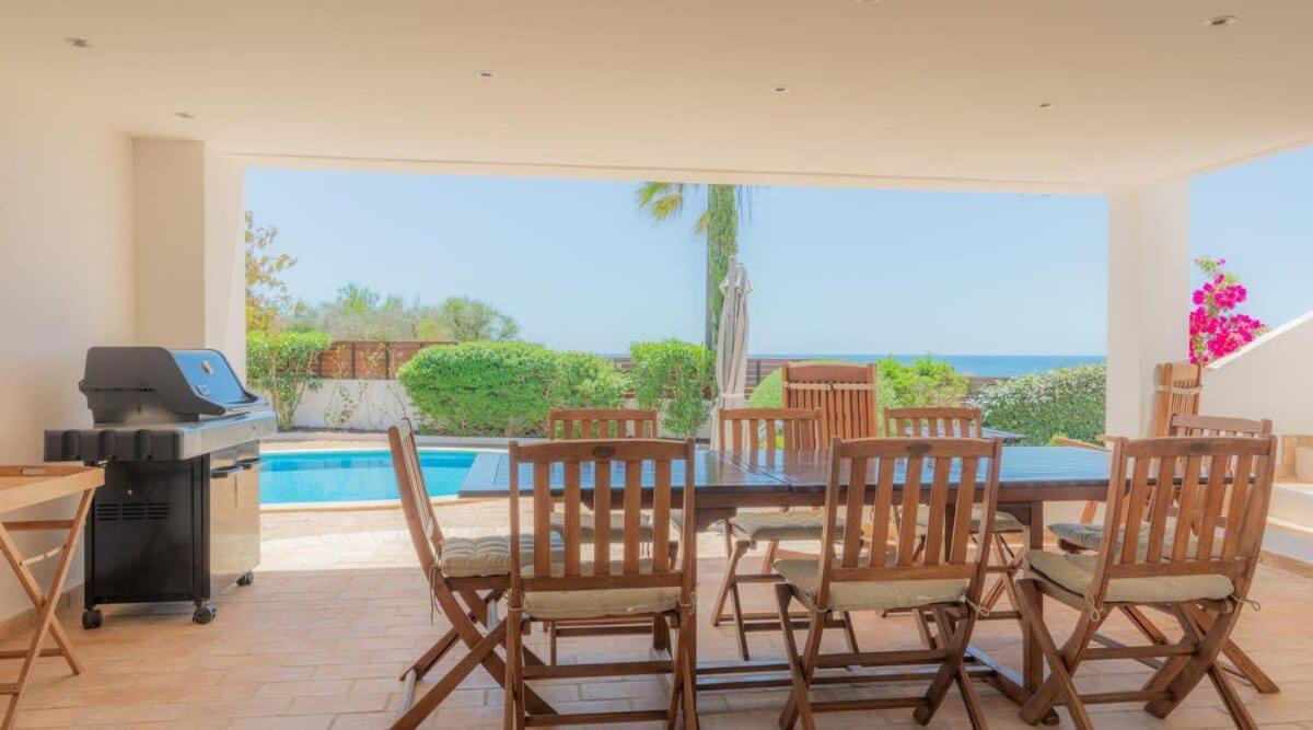 Villa Prado - Beautiful Beachfront Villa Албуфейра Экстерьер фото