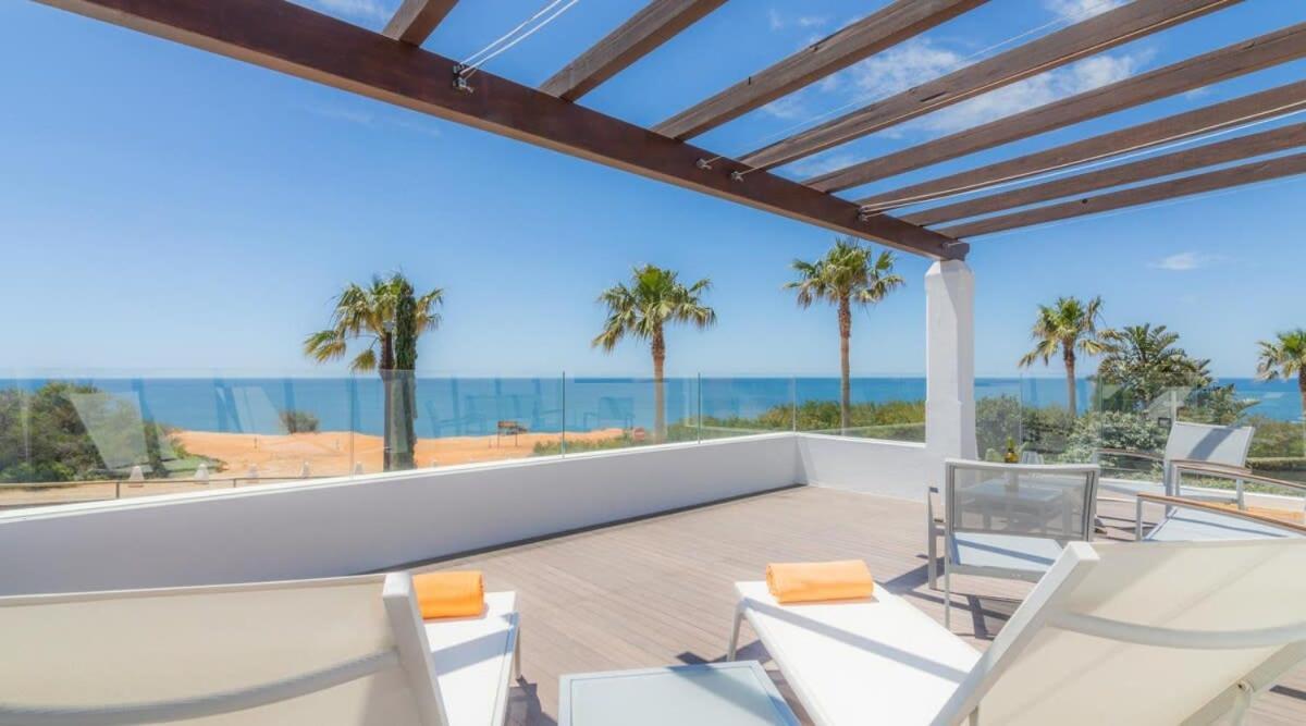 Villa Prado - Beautiful Beachfront Villa Албуфейра Экстерьер фото